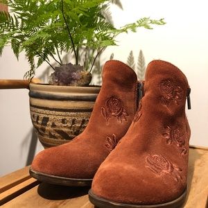 {Lucky☘️Brand} Suede Rose Booties